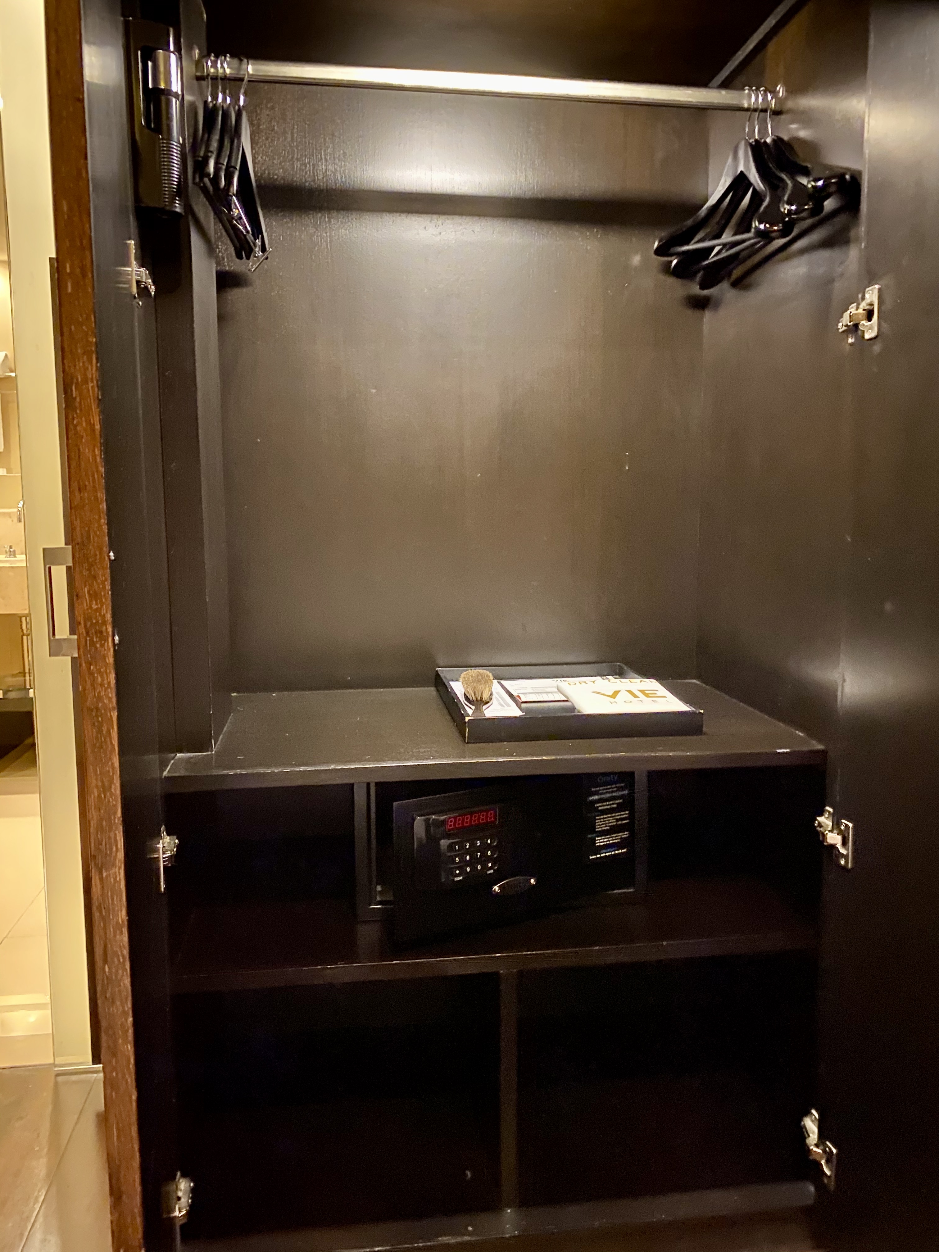 F939D431-A632-4E1C-8021-7DAC06422B30_1_201_a